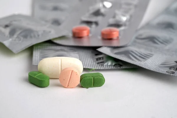 Diferentes Comprimidos Drogas Pílulas Embalagens Blister Isoladas Fundo Branco Macro — Fotografia de Stock