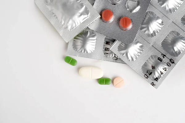 Различные Таблетки Наркотиков Таблетки Пузырьках Пакеты Изолированы Белом Фоне Макрос — стоковое фото