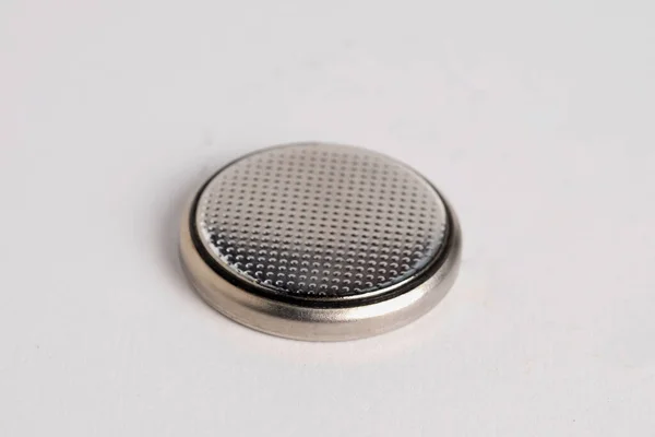白い背景のリチウムボタン電池 マクロショット — ストック写真