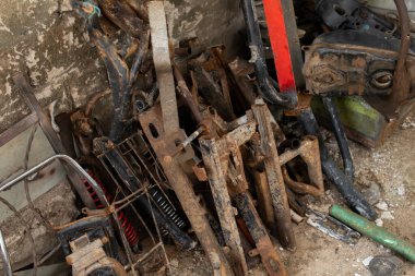 Çöp yığınında hurda metal motorlar var. Metal atık geri dönüşüm için toplandı