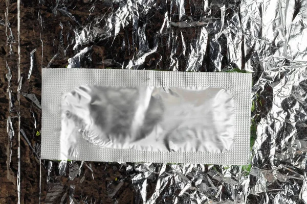 Контрацептивний Пакет Презервативів Фоні Алюмінієвої Фольги — стокове фото