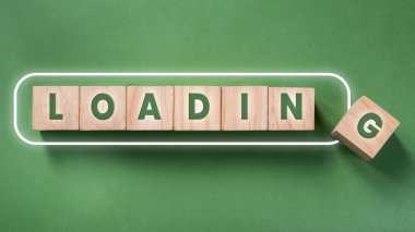 Yeşil mavi arka planda tahta küp bloklar. Veri bilgileri ve iş ilerici kavram yükle