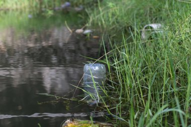 Havuzda yüzen plastik atıklar, çevresel kirlilik.