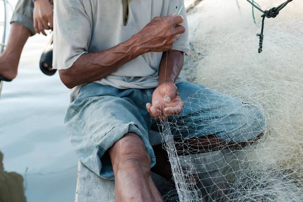 Hombre Está Reparando Una Red Pesca Barco Pueblo Indonesia — Foto de Stock