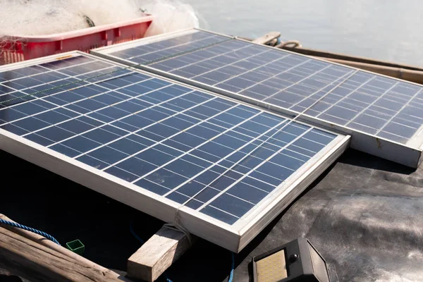 Panele Słoneczne Instalowane Dachach Tradycyjnych Łodzi Rybackich Indonezji — Zdjęcie stockowe