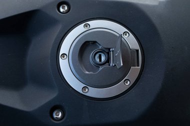 Motosiklet yakıt deposu kapağı siyah arka planda