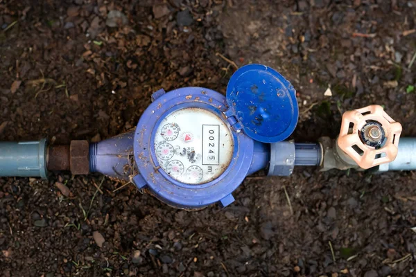 家庭用水の使用量を調整するための水位計のトップビュー ストック画像