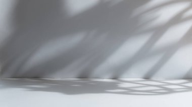 Ürün sunumu için soyut açık gri stüdyo arkaplanı, kopyalama alanı