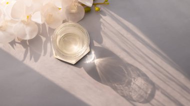 Masada güneş ışınlarının yansıması olan cam bardak. minimalist kavram