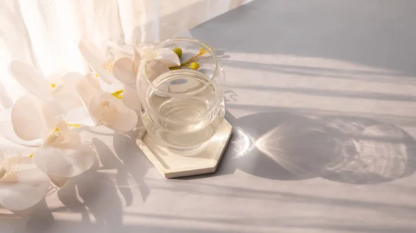 Glasschale Auf Dem Tisch Mit Reflexion Der Sonnenstrahlen Minimalistisches Konzept — Stockfoto