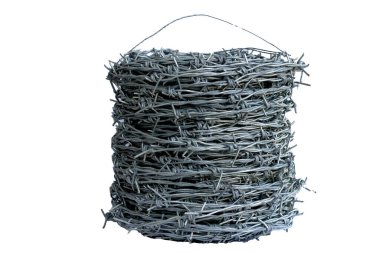 Beyaz arkaplanda izole edilmiş dikenli tel örgü rulosu.