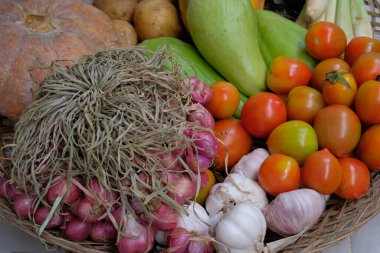 Sebzeler ve meyveler tepside