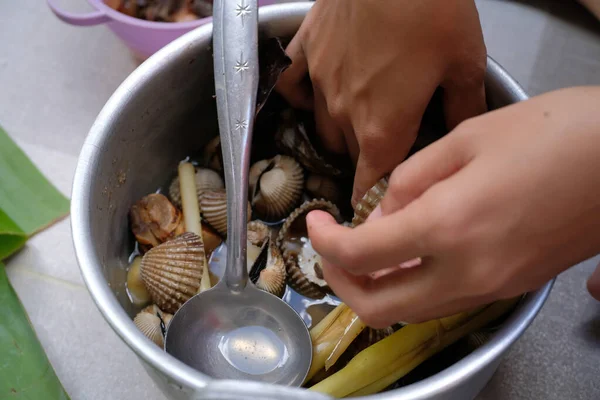 Świeże Indonezyjskie Owoce Morza Samice Trzymające Gotowane Małże Patelni — Zdjęcie stockowe
