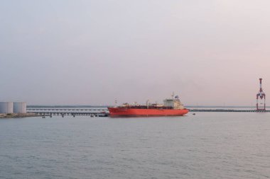 İhracat lojistik ve ulaşım sektörüne sahip vinç köprüsüne sahip konteyner kargo gemisi