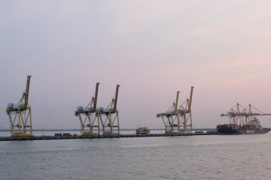 İhracat lojistik ve ulaşım sektörüne sahip vinç köprüsüne sahip konteyner kargo gemisi