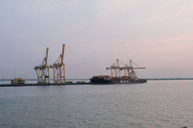 İhracat lojistik ve ulaşım sektörüne sahip vinç köprüsüne sahip konteyner kargo gemisi