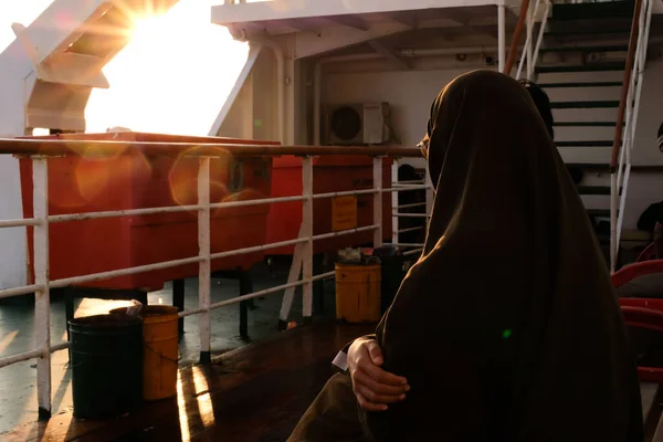 船に乗った女性の乗客は デッキから日没を見つめている アジアの少女観光客 景色を楽しむ外でリラックス — ストック写真