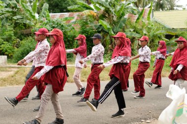 Güney Sulawesi, Endonezya, 02 Ağustos 2023: Endonezya 'nın bağımsızlık gününü anmak için yürüyüş egzersizleri yapan ilkokul öğrencileri.