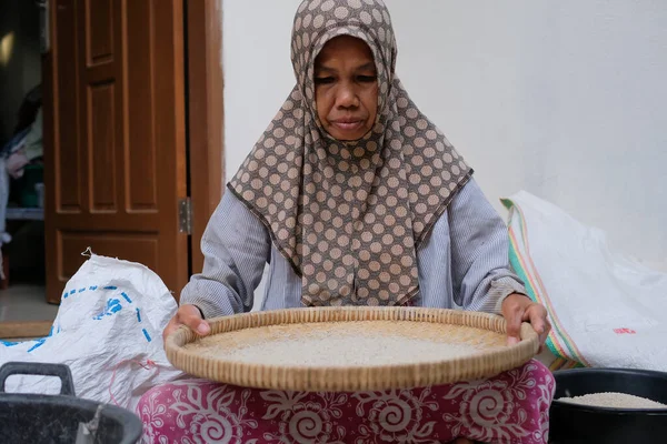 Азіатська Стара Жінка Вбирає Рис Використовуючи Традиційний Кошик Щоб Очистити — стокове фото