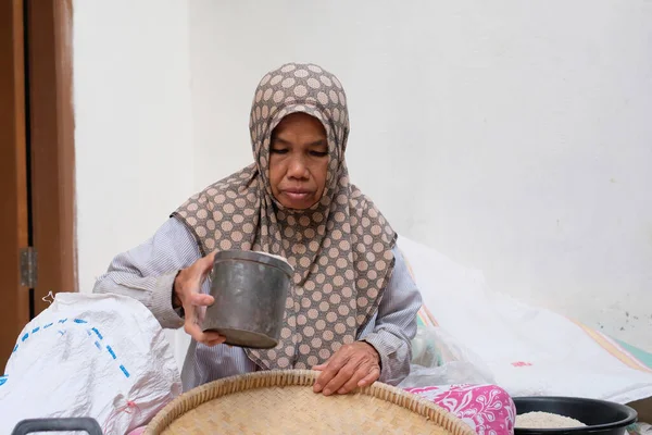 Ασιάτισσα Γριά Μπεκροκανάτα Χρησιμοποιώντας Ένα Παραδοσιακό Καλάθι Για Καθαρίσει Ρύζι — Φωτογραφία Αρχείου