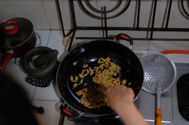 Mutfakta yemek yapan bir kadın. Kızartma makinesinde sağlıklı yemek hazırlıyorum..