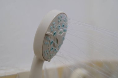 Akan suyla duş başlığını kapat.