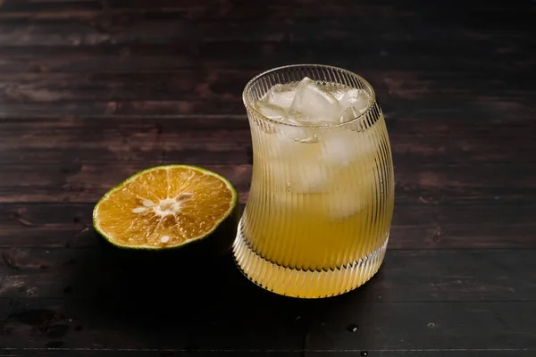 Färsk Apelsinjuice Ett Glas Trä Bakgrund — Stockfoto
