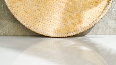 Yerde soyut çimento arkaplanı olan bambu tepsisi