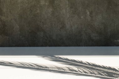 Beton zemin ya da çimento zemin üzerinde boş bir masa. Ürün yerleştirme kavramı