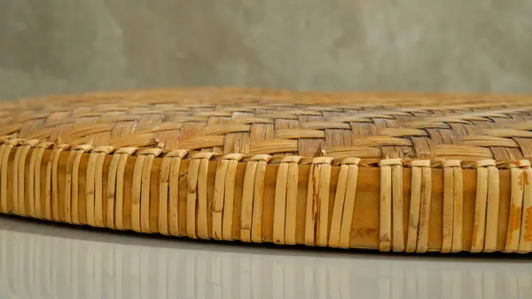 Бамбуковый Поднос Полу Абстрактным Цементным Фоном — стоковое фото