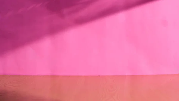 空白的木制桌子 用于在抽象的粉色背景上演示产品 — 图库照片