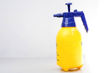 Basınç spreyi şişesinin ölçüsü beyaz arka planda izole edilmiş.