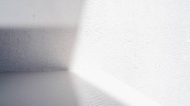 Beton duvarda güneş ışığı gölgesi