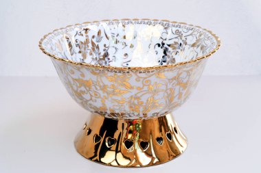 Beyaz arka planda porselen çorba kasesi.