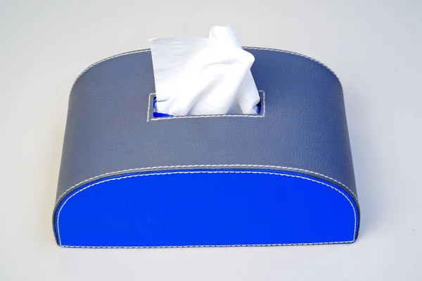 Beyaz Üzerine Izole Edilmiş Kağıt Mendilli Mavi Kutu — Stok fotoğraf