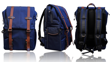 Deri mavi sırt çantası beyaz arkaplanda izole edilmiş.