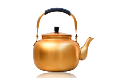 Beyaz arka planda altın metal çaydanlık. Çaydanlık.