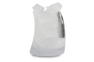 Şeffaf cam heykel ve dikey çizgiler şeffaf bir arkaplanda izole edilmiş.