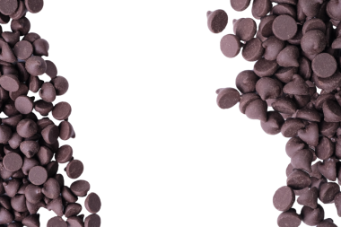 Koyu Kahverengi Çikolata Morsels şeffaf bir arka planda izole