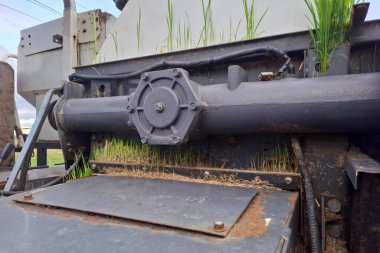 Paslı Gri Tarım Makinelerinin Çim Bıçaklı Kapanışı