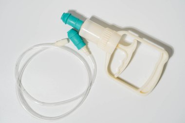 Krem Renkli El ile Emici Teal Aksanlı Beyaz Arkaplan