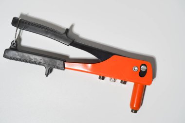 Turuncu ve Siyah Elle Perçin Aracı Beyaz Arkaplanda