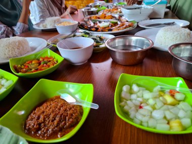 Geleneksel Tabaklar ve Ahşap Masadaki Taze Malzemeler