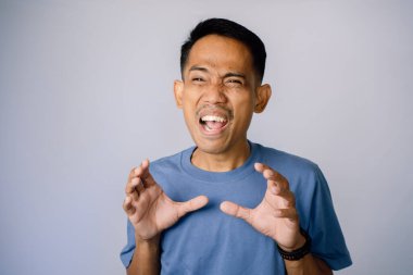 Gri Arkaplanı Olan Endişeli Kişi