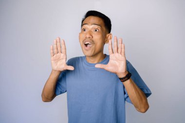 Sıradan mavi tişörtlü Adam Sürpriz İfade Ediyor