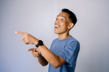 Gri Arkaplanlara Karşı Yukarıya Gösteren Adam