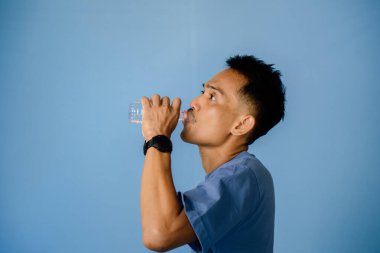 Plastik Şişeden İçilen Su Mavi Arkaplan Karşısında