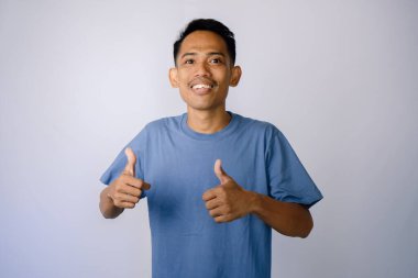 Stüdyoda Başparmağını Veren Kişi