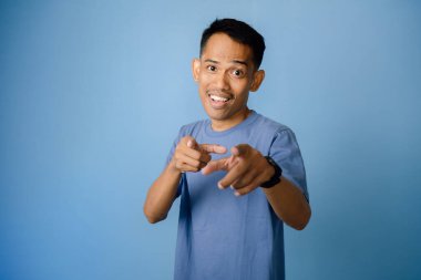 Mavi Arkaplan Karşısında Oyuncu Genç Kişi Göstergesi