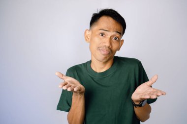 Sorgulayıcı bir ifadeye sahip bir adamın portresi